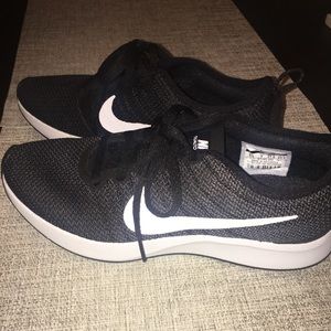 NWOT. black nike tennis shoes